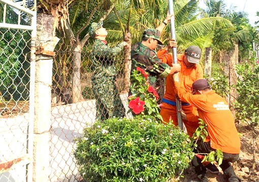 Gắn đèn chiếu sáng tuyến đường dọc rạch Tắc Ông Thục