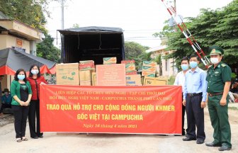 Trao quà hỗ trợ cộng đồng người Khmer gốc Việt tại Campuchia
