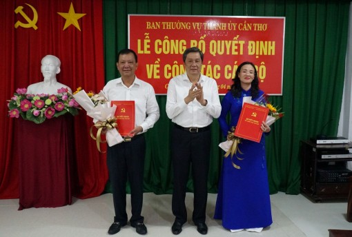 Trao quyết định Chủ tịch Liên đoàn Lao động thành phố, Bí thư Huyện ủy Vĩnh Thạnh