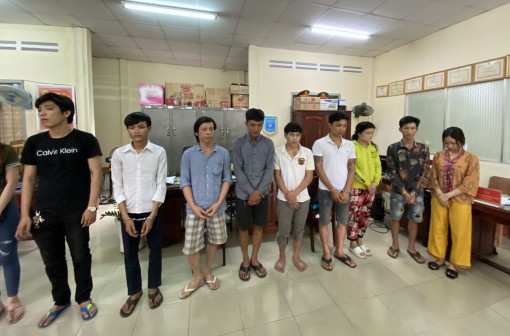 Phá chuyên án, bóc gỡ

nhiều điểm mua bán, tàng trữ, sử dụng ma túy