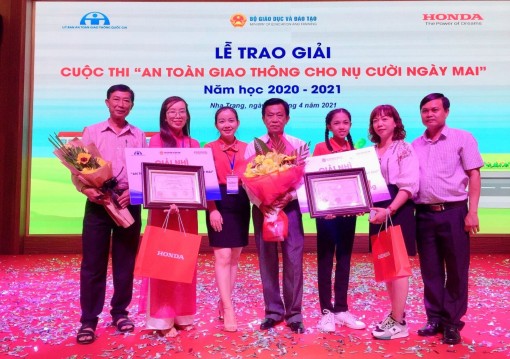 Nhiều giáo viên và học sinh đạt giải tại cuộc thi 
“An toàn giao thông cho nụ cười ngày mai”