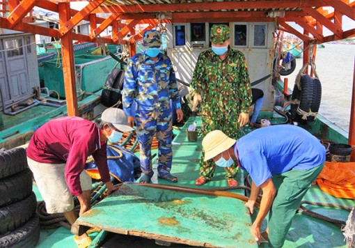 Phát hiện tàu cá chở lượng lớn dầu không rõ nguồn gốc