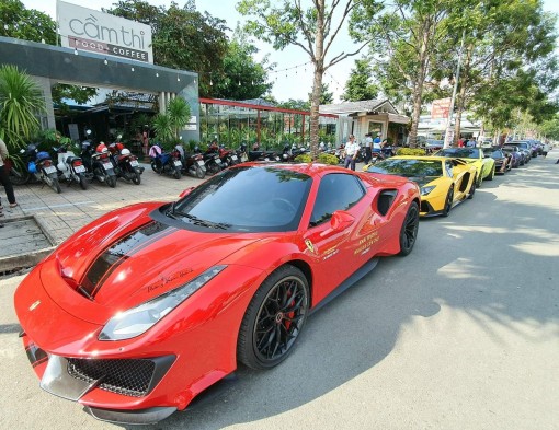 Người dân “mãn nhãn” khi dàn hoa hậu cùng siêu xe lần đầu xuất hiện tại Cần Thơ