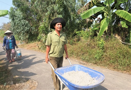 Ông Út vá đường