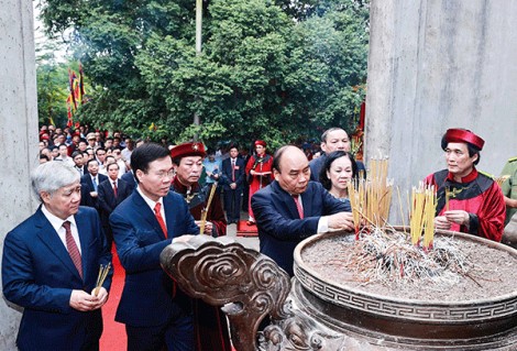Chủ tịch nước Nguyễn Xuân Phúc dâng hương tại Lễ Giỗ Tổ Hùng Vương năm Tân Sửu 2021