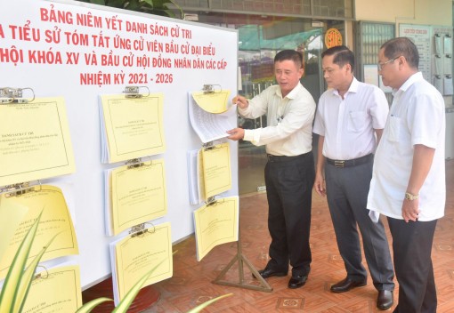 Kiểm tra công tác bầu cử tại quận Bình Thủy