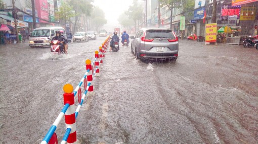 Phòng tránh lốc xoáy, sấm sét, ngập nghẹt đô thị mùa mưa bão