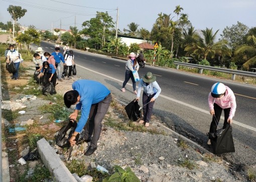 Đoàn Thanh niên tham gia đảm bảo an toàn giao thông