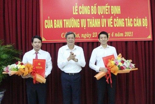 Ban Thường vụ Thành ủy Cần Thơ trao quyết định về công tác cán bộ
