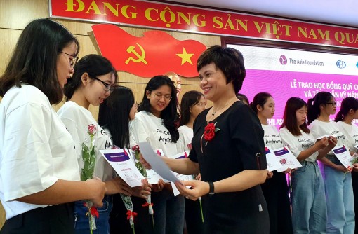 Trao 80 suất học bổng STEM cho nữ sinh của hai trường đại học