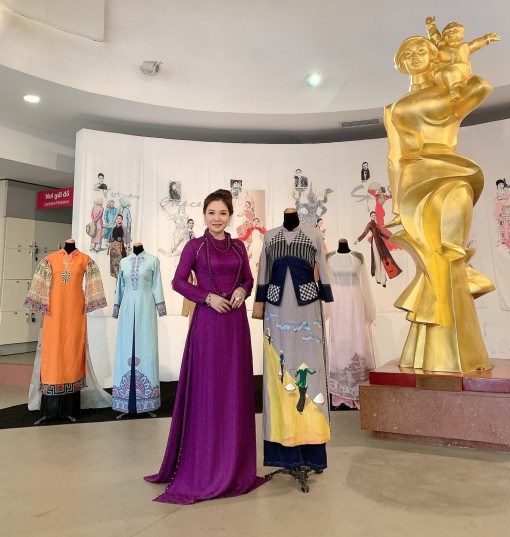 Trao tặng hiện vật “Áo dài của chúng ta” 
cho Bảo tàng Phụ nữ Việt Nam