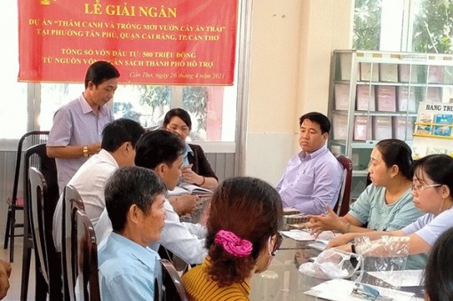 Giải ngân 500 triệu đồng giúp hội viên phát triển mô hình sản xuất