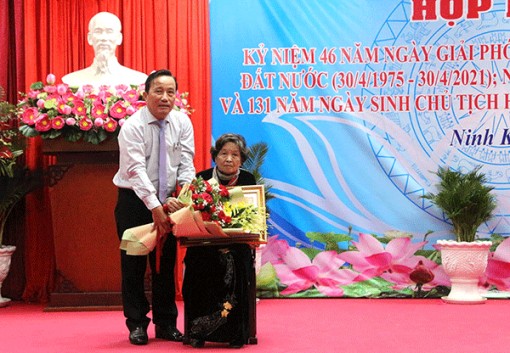 Kỷ niệm 46 năm Ngày Giải phóng miền Nam, thống nhất đất nước