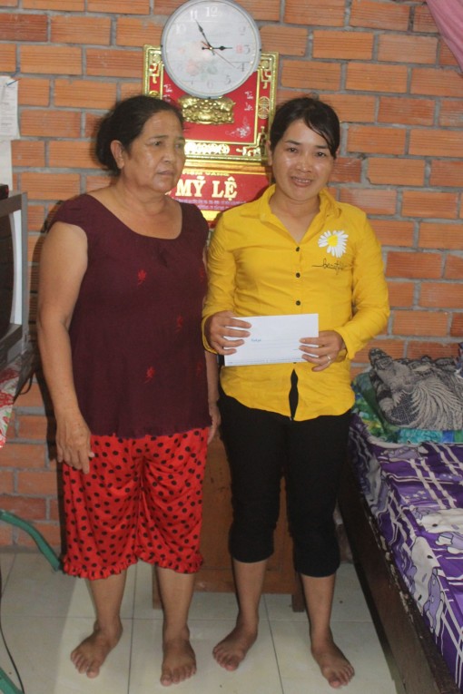 Trao tiền giúp gia đình chị Nguyễn Thị Loan