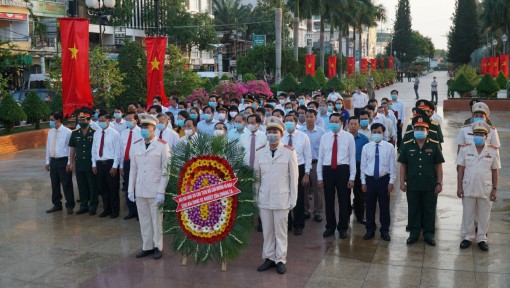 Long trọng kỷ niệm 46 năm Ngày Giải phóng miền Nam, thống nhất đất nước