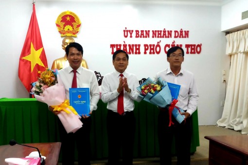 Lãnh đạo thành phố trao quyết định công tác cán bộ