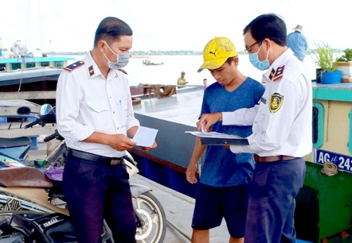 Phối hợp kiểm tra trật tự an toàn giao thông tại cảng, bến thủy nội địa, bến khách ngang sông dịp lễ 30-4 và 1-5