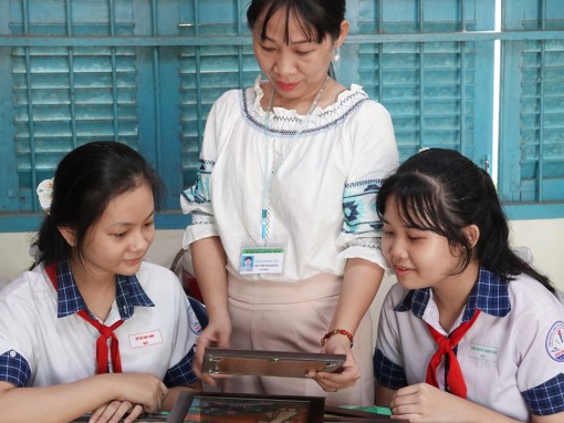 Học sinh vẽ tranh bằng gạo