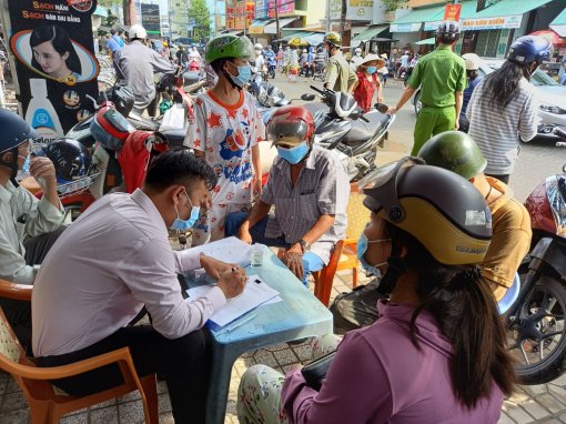 Ra quân xử phạt không đeo khẩu trang nơi công cộng