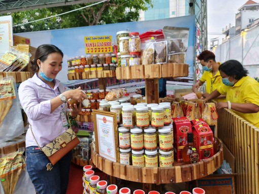 Giúp sản phẩm OCOP vươn cao, bay xa...