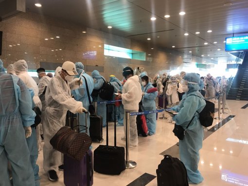 Cần Thơ: 16 người đi cùng chuyến bay với bệnh nhân 2989 âm tính SARS-CoV-2