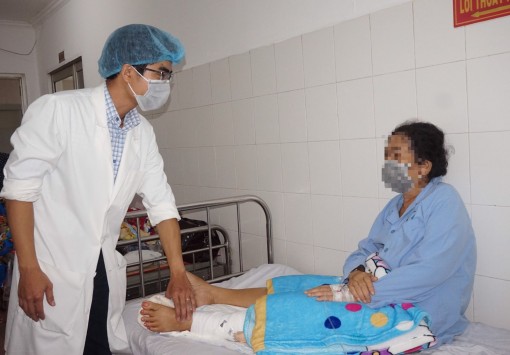 Cứu bệnh nhân bị trật khớp gối khỏi đoạn chi