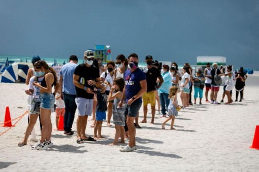 Đổ xô tới Mỹ “du lịch vaccine”