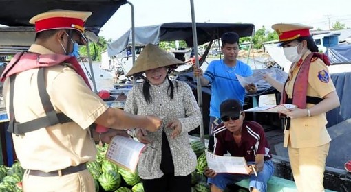 Đảm bảo an toàn giao thông

và an ninh trật tự tuyến

đường thủy