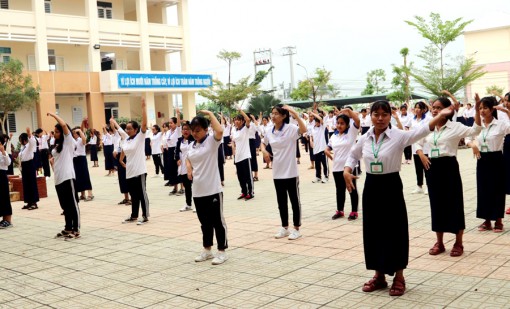 មនុស្ស​ធម៌​ផ្តើម​ពី​ទម្រង់​រៀន​តាម​អ៊ំ​