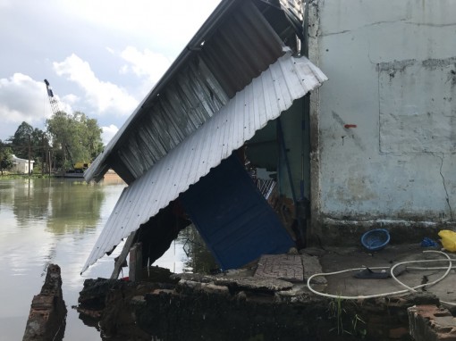 Nhiều căn nhà bị sụp đổ, hư hại do sạt lở, mưa giông