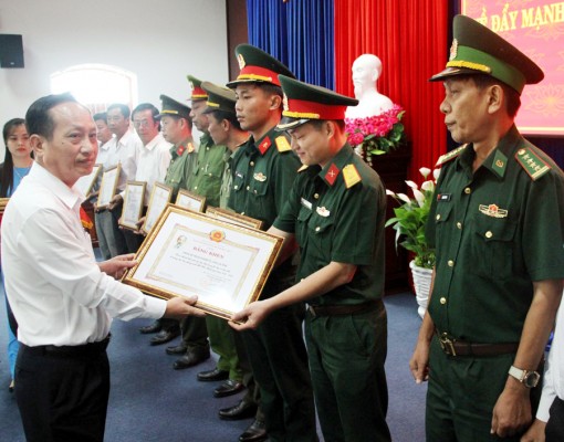 ខេត្ត​បាក​លីវ​ ស្ងើច​សរ​សើរ​និង​ជូន​រង្វាន់​ដល់​សមូហ​ភាព​ បុគ្គល​គំ​រូ​ ក្នុង​ការ​អនុវត្ត​បទ​បញ្ជា​លេខ​ ០៥ របស់​ការិ​យា​ល័យ​នយោ​បាយ​