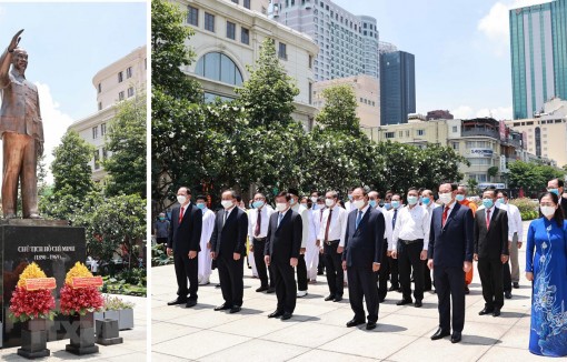 Chủ tịch nước Nguyễn Xuân Phúc dâng hương tưởng nhớ Chủ tịch Hồ Chí Minh