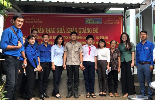 Bàn giao nhà Khăn quàng đỏ cho học sinh khiếm thính