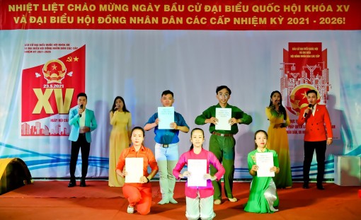 Đổi mới hình thức

văn nghệ tuyên truyền