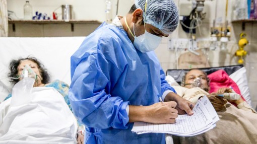 Cuộc chiến căng thẳng

của nhân viên y tế Ấn Độ