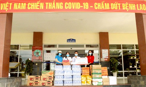 Tặng quà cho lực lượng tuyến đầu chống dịch COVID-19