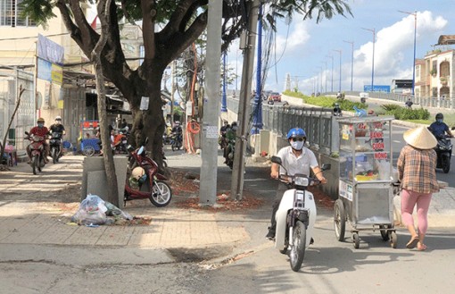 Sớm di dời trụ điện và cây xanh để đảm bảo an toàn giao thông