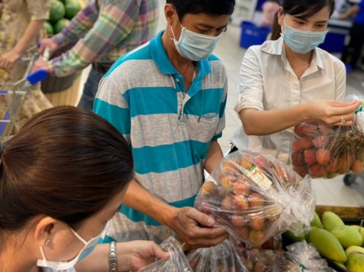 Trái vải lên kệ tại siêu thị Co.opmart