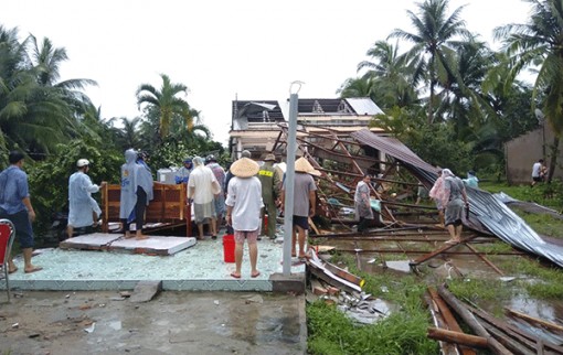 Mưa lớn kèm theo giông lốc gây ảnh hưởng nhà cửa của người dân