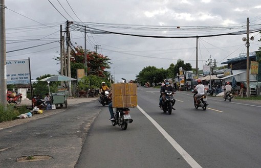 Cần chấn chỉnh tình trạng đi ngược chiều dưới dốc cầu Cần Thơ Bé