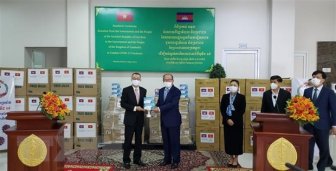Campuchia tiếp nhận máy thở và vật tư y tế hỗ trợ của Việt Nam