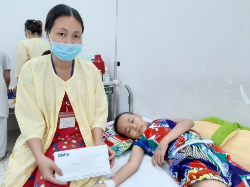 Trao tiền từ thiện cho em Nguyễn Hoàng Tuấn