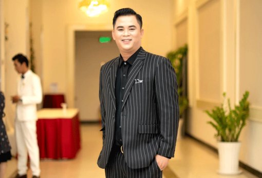 Ca sĩ Quốc Kháng cực điển trai xuất hiện tại thảm đỏ Cuộc thi Đại sứ Du lịch Cửu Long 2021