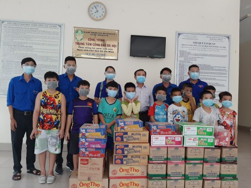 Trao quà cho bệnh nhi ung thư máu