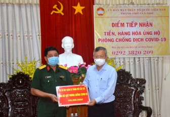 Hơn 7,3 tỉ đồng tiền mặt và quà hỗ trợ phòng, chống dịch COVID-19