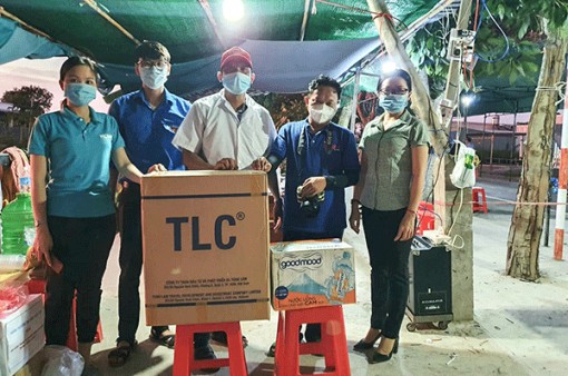 Những tấm lòng hỗ trợ các điểm kiểm soát phòng, chống dịch