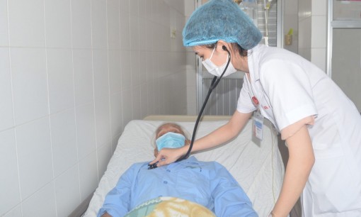 Hạt đậu phộng nằm suốt 2 tháng trong phổi cụ ông 95 tuổi