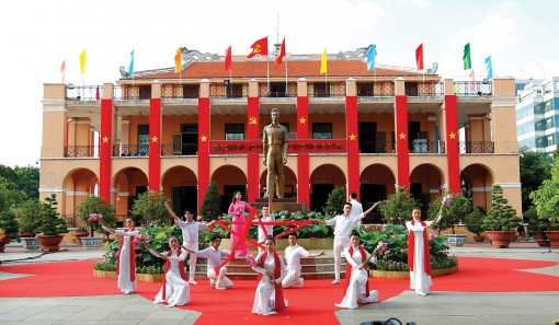 Kỷ niệm 110 năm Ngày Bác Hồ

ra đi tìm đường cứu nước