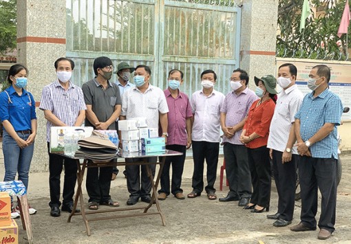 Thăm hỏi, hỗ trợ lực lượng làm nhiệm vụ tại các chốt kiểm soát phòng, chống dịch COVID-19