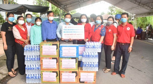 Thăm hỏi lực lượng tình tình nguyện viên tại các chốt kiểm soát